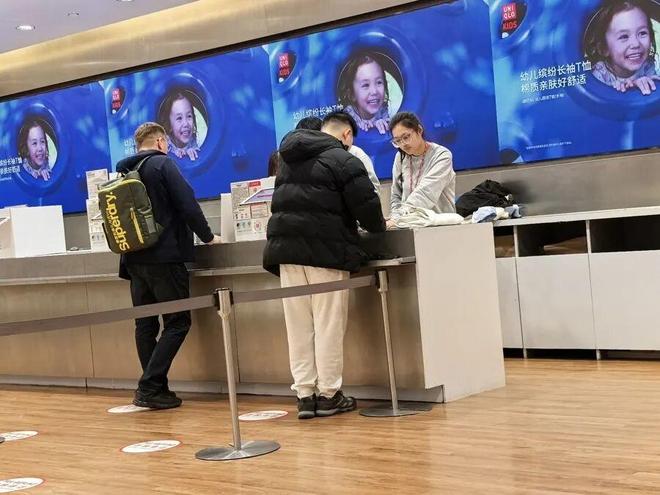 7名中东游客上海＂买疯了＂ 托运40多个行李箱重超500斤