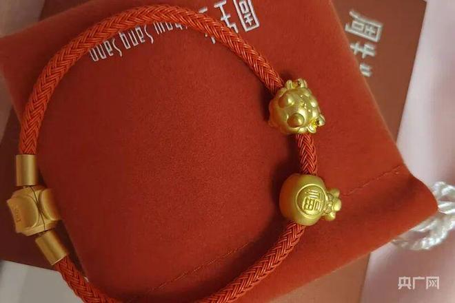 ＂周生生挂坠金含量＂官方检测完成：为足金 双方无异议