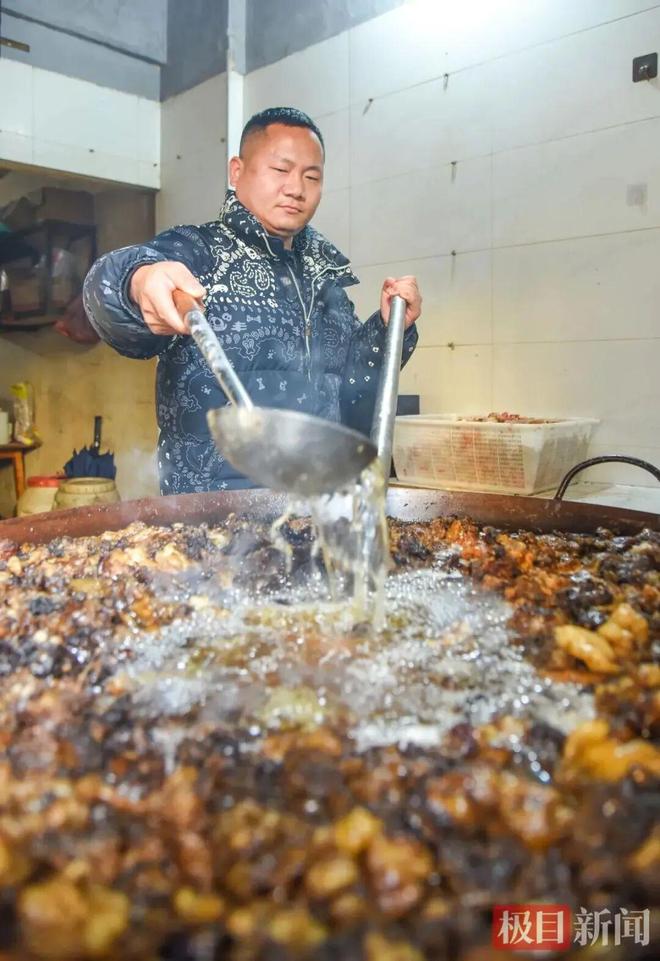 8岁父母双亡 因＂一道光＂男子成7家饭店老板年销400万