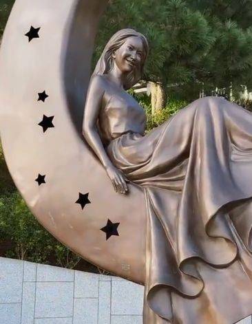 具俊晔回应大S雕像为何不像她本人 公开雕像设计细节