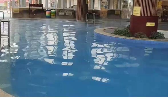 4岁女童在温泉酒店泳池溺水 两名女子跪地抢救20分钟