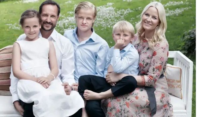 未成年女性称被爱泼斯坦当＂孵化器＂ 还遭公司高管强奸