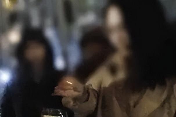 男子深夜抢走绍兴金店150多克黄金饰品 逃了5分钟落网