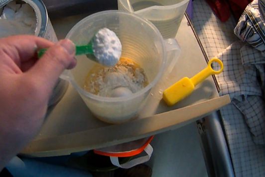 患癌母亲＂碰瓷＂货车司机 儿子怒斥母亲后赔司机3000元