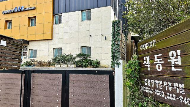 韩6旬福利院院长涉嫌性侵4名残障女性 受害者喊其爸爸