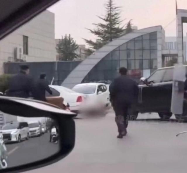 ＂路虎哥＂撞歹徒被认定见义勇为 因歹徒家境普通未索赔