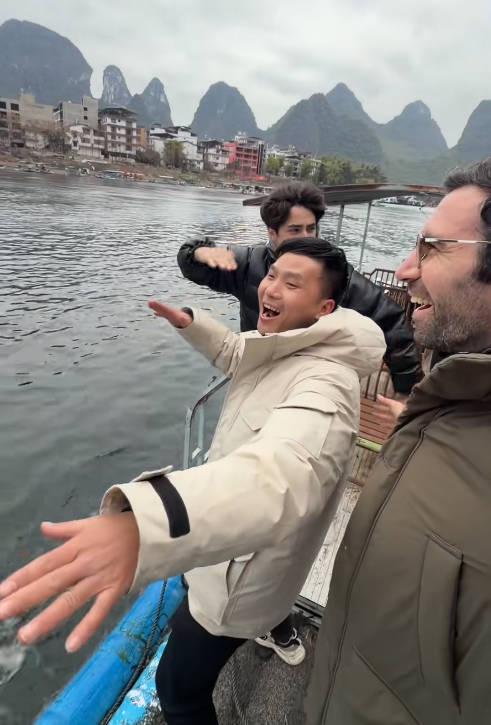 青海一家35口开大巴赴云南旅游 买100斤物资自己做饭