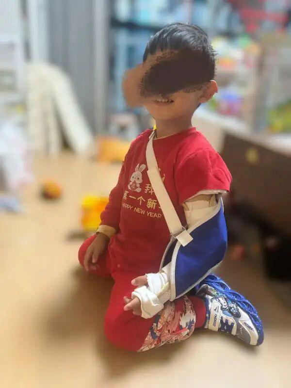 2岁童在上海儿童游乐机构摔骨折 后面的事家长更＂心痛＂