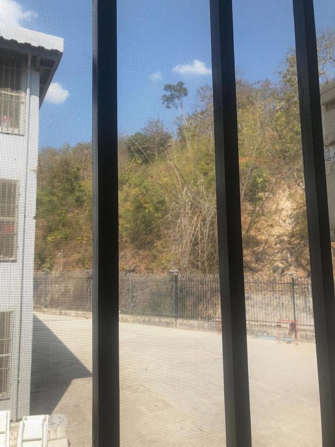 KK园区2.0版“青松园区”内部照片首次曝光：铁栏铁网双重封窗，宿舍晾衣荒山围绕