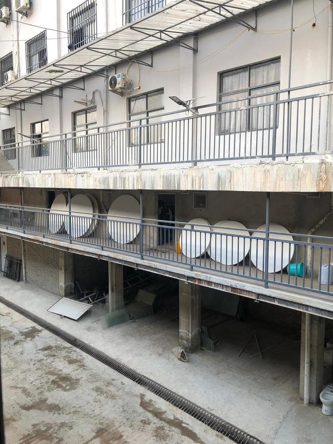 KK园区2.0版“青松园区”内部照片首次曝光：铁栏铁网双重封窗，宿舍晾衣荒山围绕
