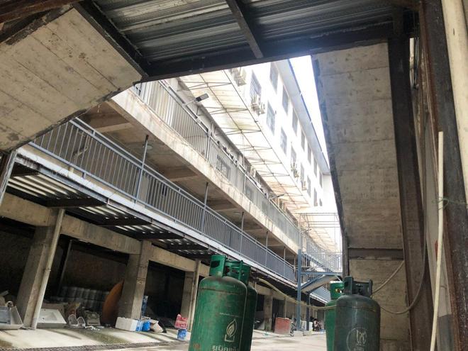 KK园区2.0版“青松园区”内部照片首次曝光：铁栏铁网双重封窗，宿舍晾衣荒山围绕