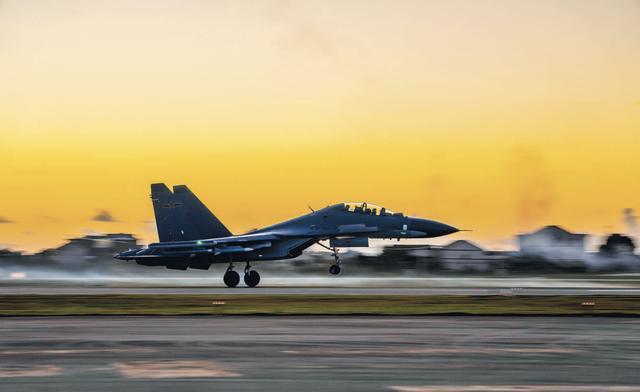 解放军与外军编队空中较量 紧咬其中一架飞机将其驱离