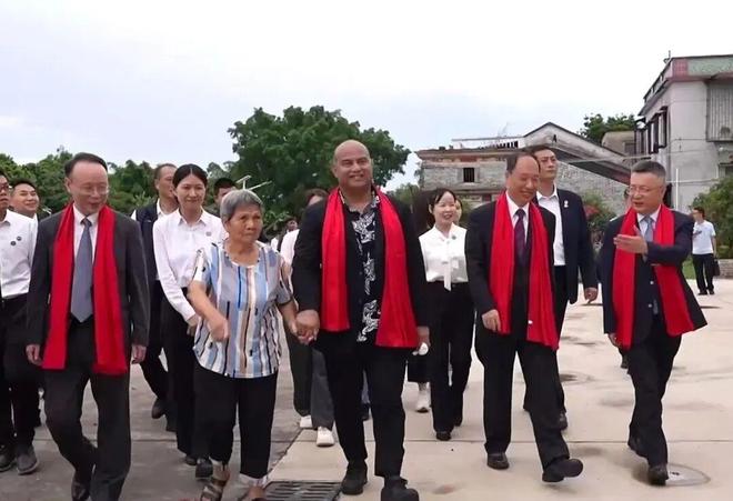 有华人血统 瑙鲁总统阿迪昂在广东访亲过年