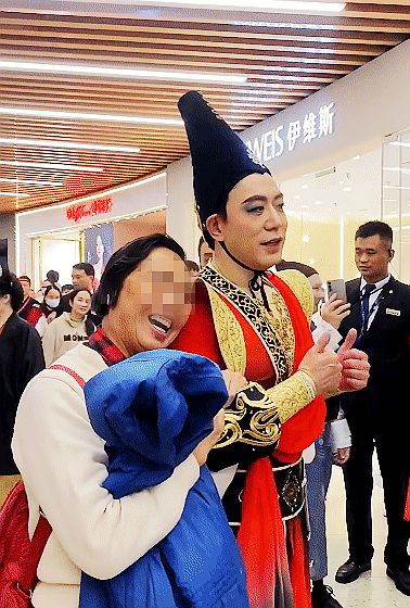 公司老板表演魔性舞蹈出圈 员工：他平时＂玩得比较开＂