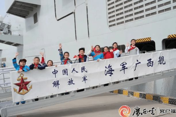 27年前捐款造航母的男孩登上了广西舰