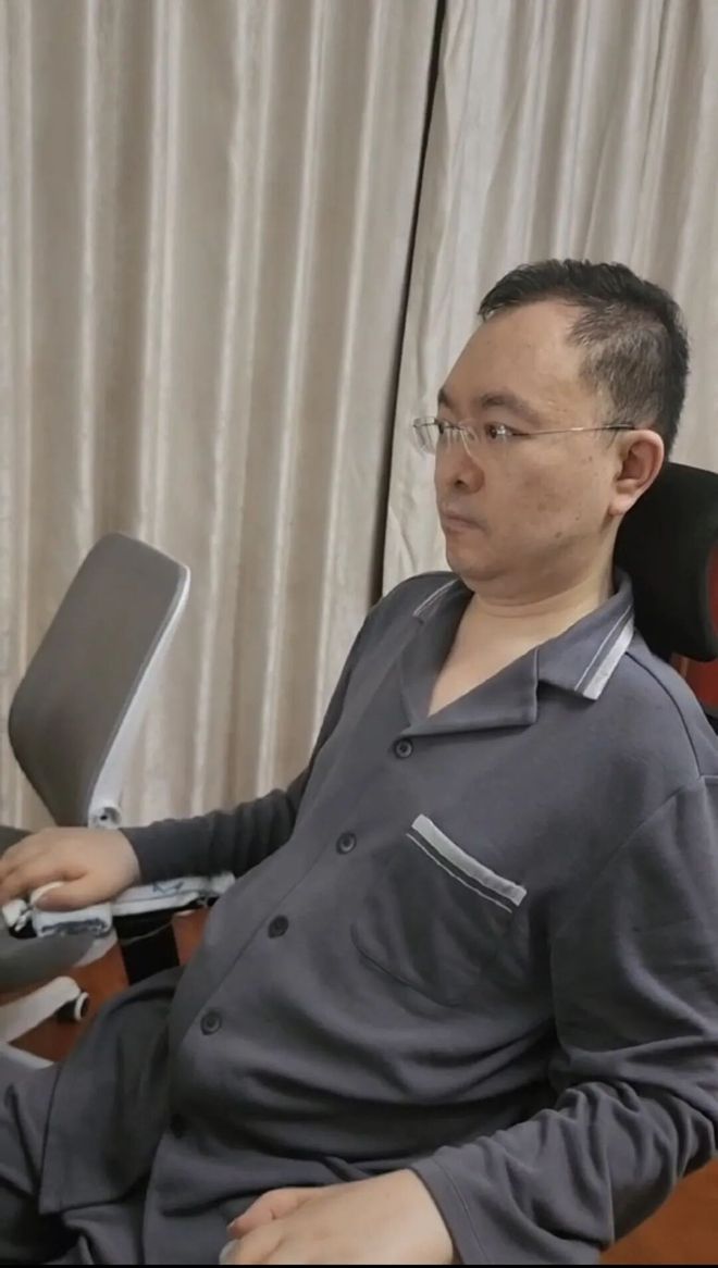 蔡磊最新病情：用尽全力才能转动眼球 身体疼痛麻木