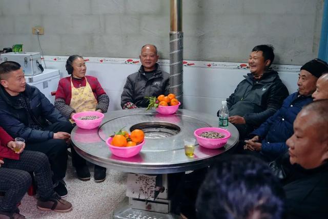 女子独自带三娃赶火车 大宝丢了刚找到二宝又丢了